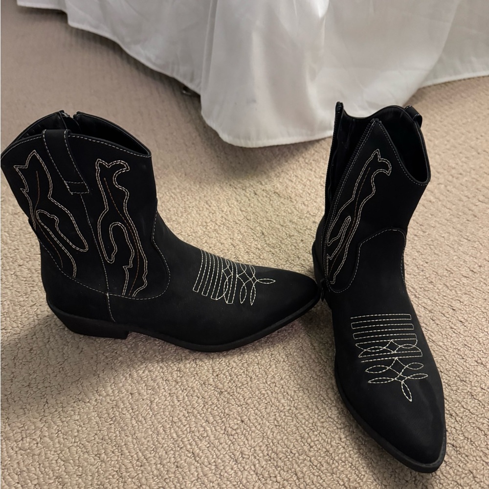 Black Western Embroidered Cowboy Boots